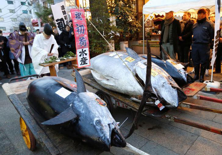 Bluefin vendido en $ 323,000 en subasta del mercado de pescado Tsukiji
